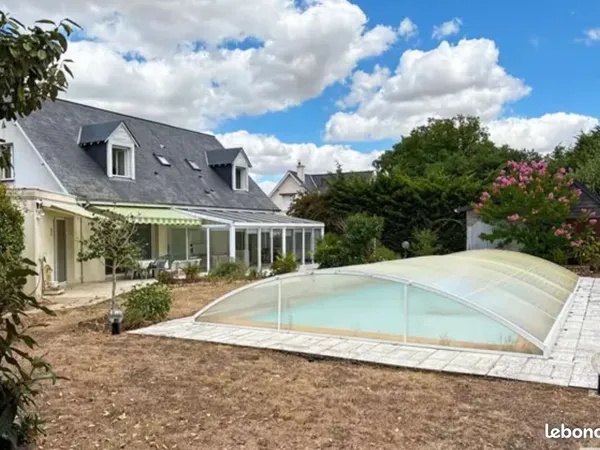 Maison 8 pièces à Solesmes (72) sur 2200 m2 avec piscine. Idéal pour une profession libérale