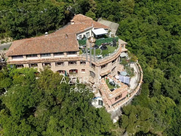 Maison 10 pièces 598 m²