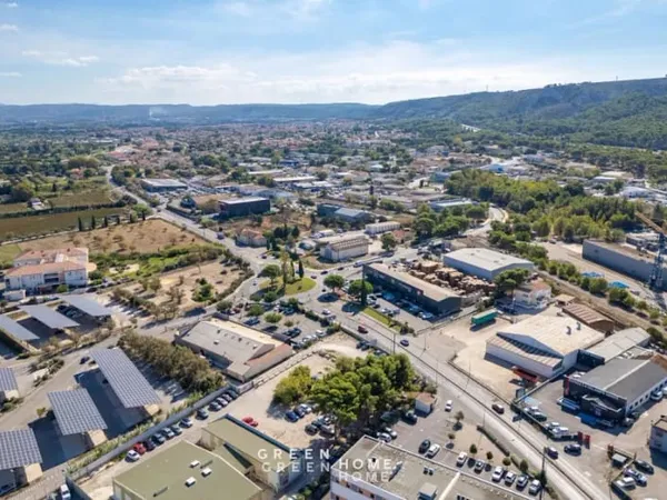 Commerce 717 m²