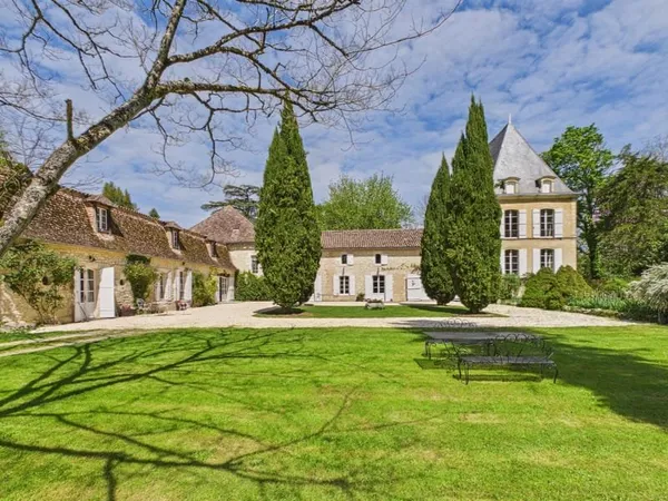 Château du 15ème siècle à moins de 30 minutes de Bergerac.