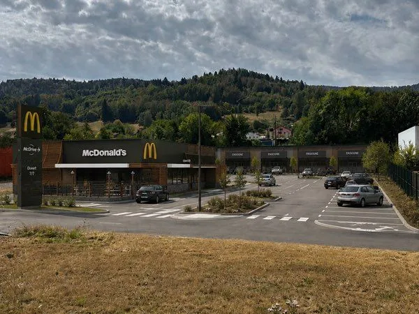 à louer - cellules commerciales - bâtiment de 1 200 m² - axe très passant