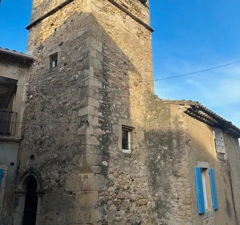 Maison de village pleine de caractère datant de la construction de l église et du château qui a cons