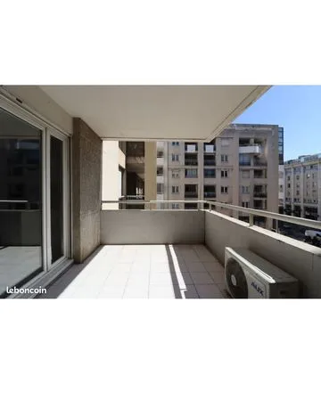 À VENDRE - Marseille 8e - T3 de 71,48 m² au 3e étage, balcon face au square, DPE B