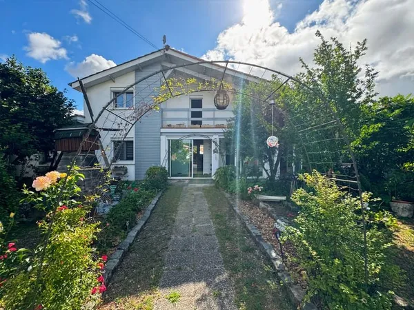 PAREMPUYRE Maison familiale 5 chambres + bureau Quartier c