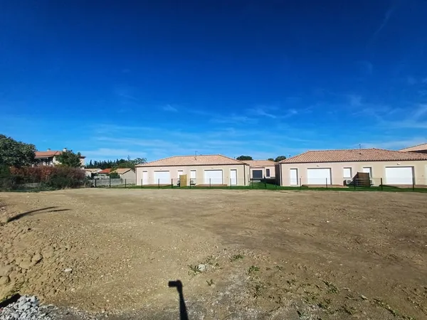 Terrain constructible de 694m² à Villeneuve la Comptal