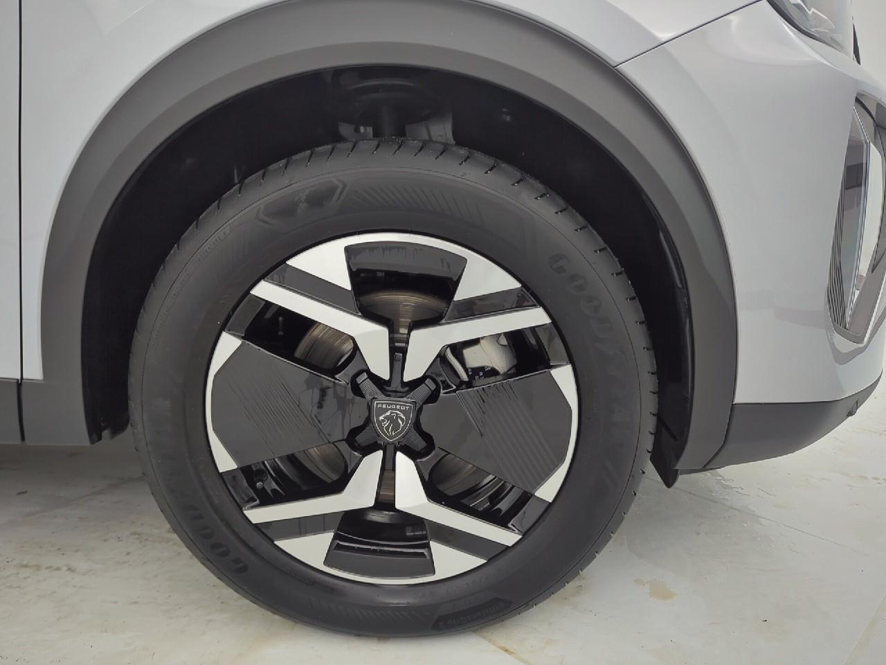 Peugeot 2008 hybrid 145 ch e-dcs6 allure — photo 30