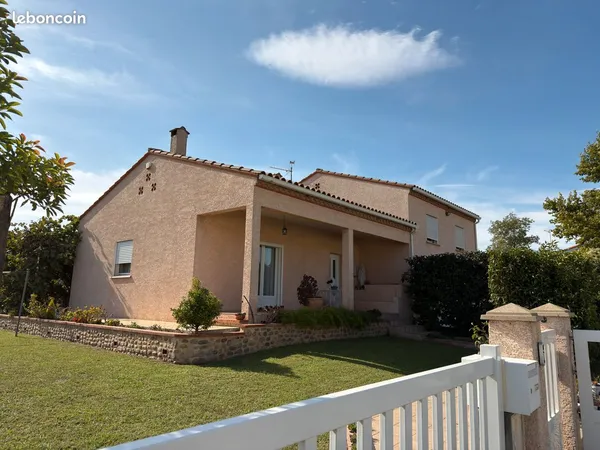 Coup de coeur - Belle villa avec piscine chauffée, grand terrain et à deux pas du centre de Villelon