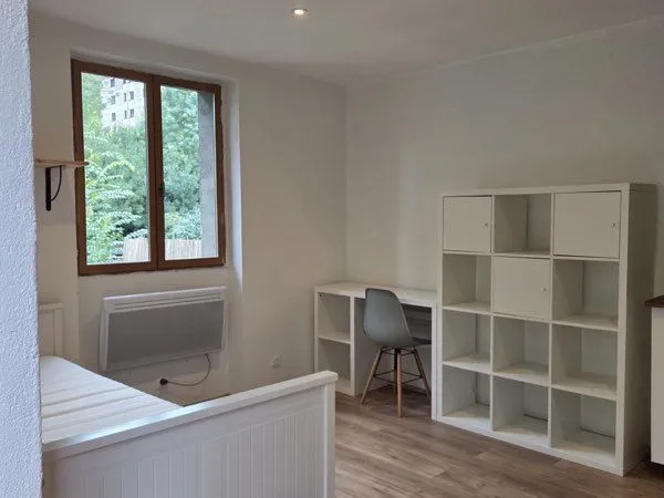 Petite maison de 13 m² avec jardin, proche université et centre-ville