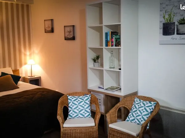 Rare à Eugénie : studio meublé à l'année, centre village