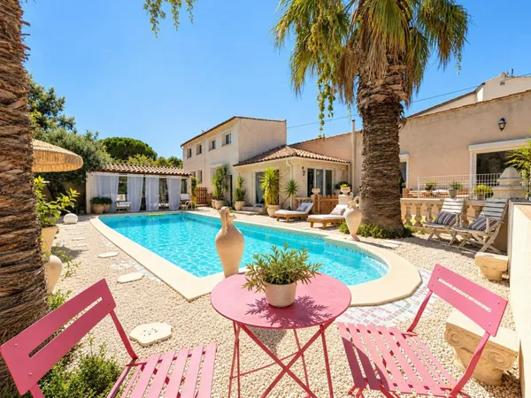 Mazet rénové, piscine et beaux volumes