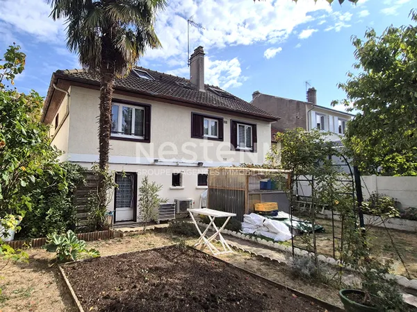 Maison familiale 7 pièces de 135 m² avec 4 chambres et un grand jardin