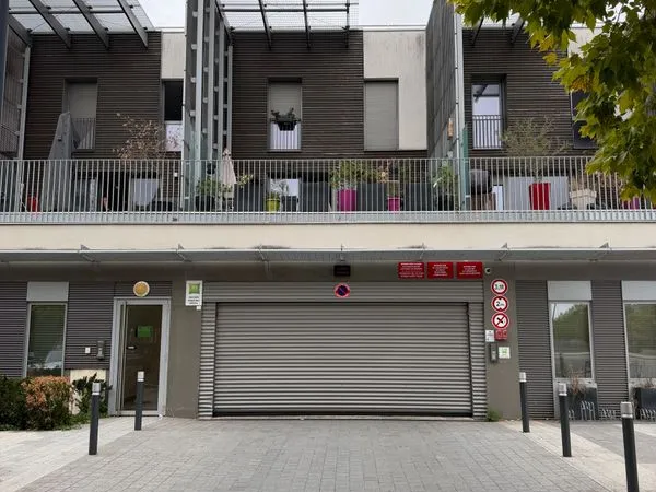 Lot de 10 places de parking - Résidence sécurisée