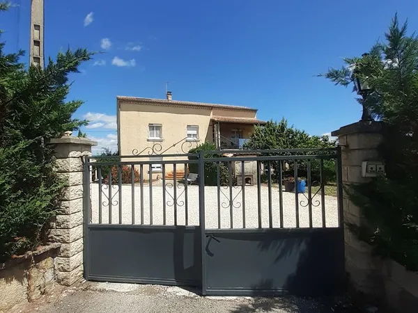 Bien d'exception villa meublée 7 chambres piscine 6 par 12 location à l'année
