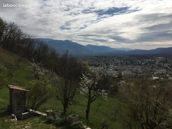 Maison pisé 85m2 (entièrement rénovée), 7 hectares de terrain (plus belle vue de Voiron sur le Verco