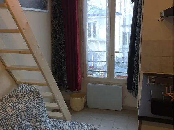 Appartement proximité jardin des plantes, chambre en mezzanine