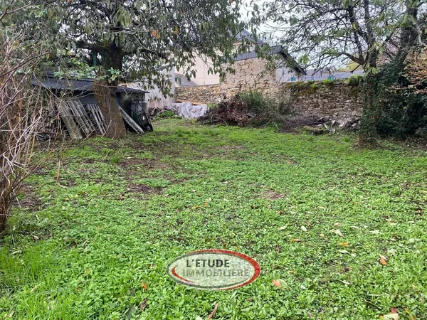 Casson au coeur du bourg, maison à rénover sur beau jardin O