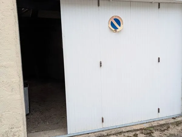 Garage ferme facile d acces centre villers
