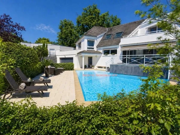 Au coeur du verdoyant Golf de La Wantzenau, cette villa d....