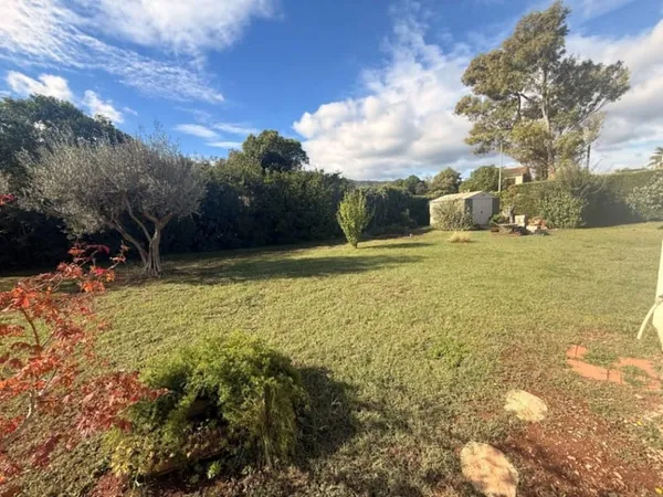 Terrain 570 m²