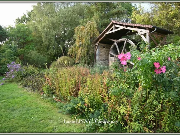 Domaine paysager reconnu avec parc floral, batiments et terres agricoles