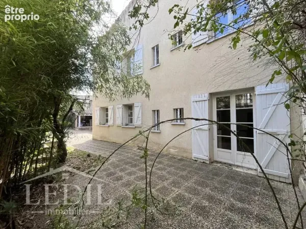 Grande maison de ville 5 ch avec extérieur clos