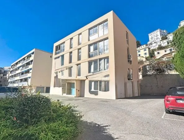 Local professionnel Centre Grasse avec stationnement