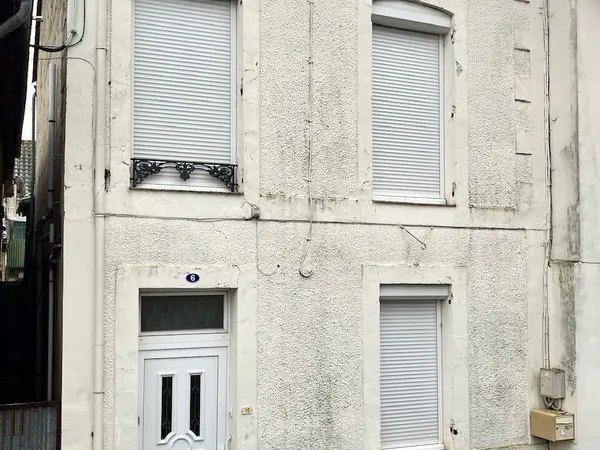 Très jolie maison de ville avec beaucoup de charme avec cour arrière