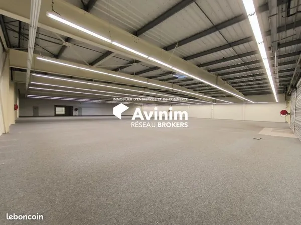 Local 1025 m² Saint-Germain-du-Puy