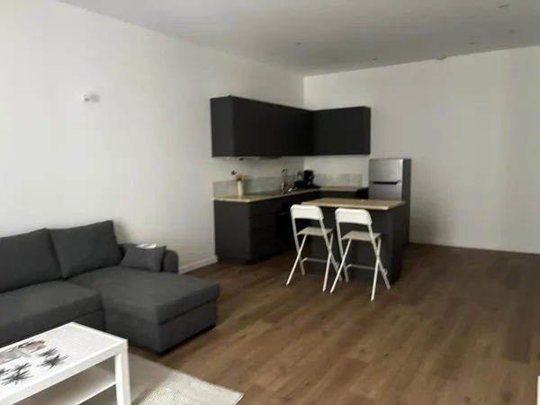 APPARTEMENT P2 MEUBLE - CENTRE VILLE NIMES - SQUARE DE LA COURONNE