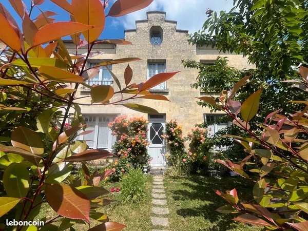 Vends Belle Maison de carractère en pierres au centre du village médiéval Coucy Le Château