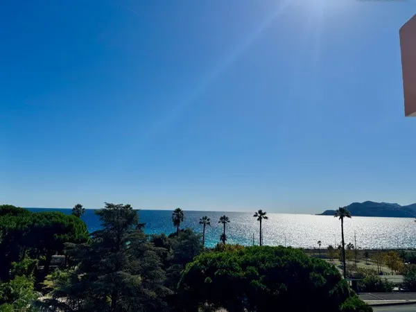 T2 meublé vue mer Cannes la Bocca à louer