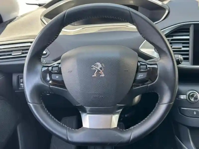 Peugeot 308 1.2 puretech 130ch s&amp;s allure pack — photo 13