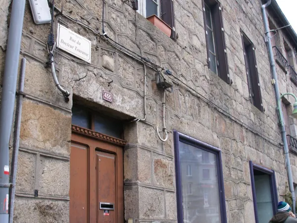 Maison d'habitation . Possibilité d'appartements séparés dans un immeuble