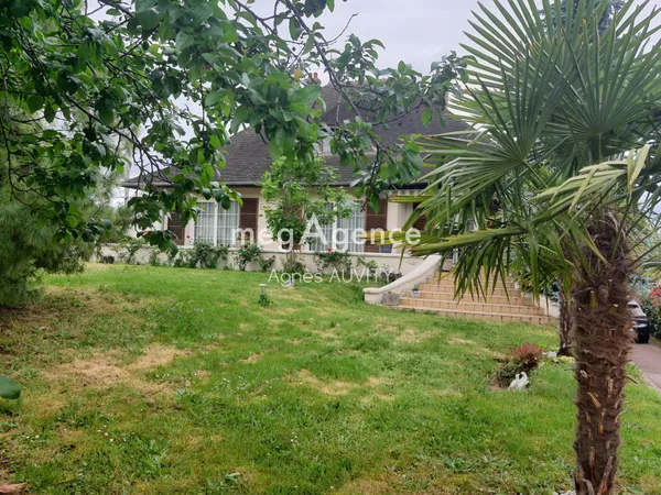 Dans un quartier résidentiel recherché, ce pavillon offre des prestations de qualité.