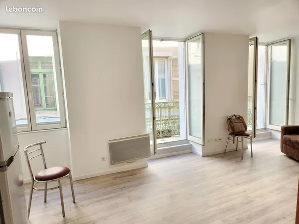 Appartement T3- meublé, 53 M2 1er etage , centre ville, lumineux, beau quartier,parking de la ville