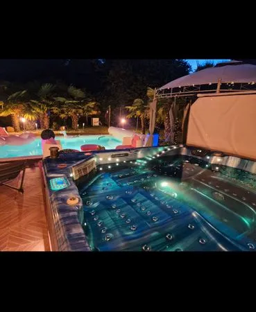Maison meublé avec piscine spa jardin 700m2