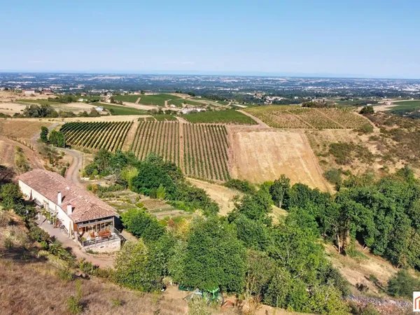 BLACÉ - PROPRIÉTÉ RARE, SUR PRÈS DE 14 HECTARES, VUE PANORAMIQUE À 180°