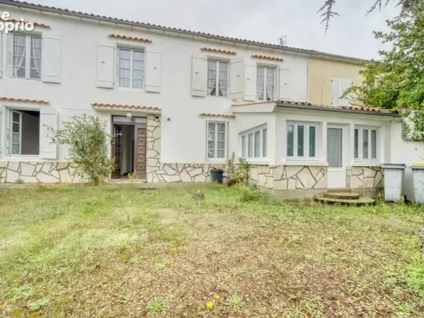 Maison en Pierre 5 pièces de 119 m² à Genouillé
