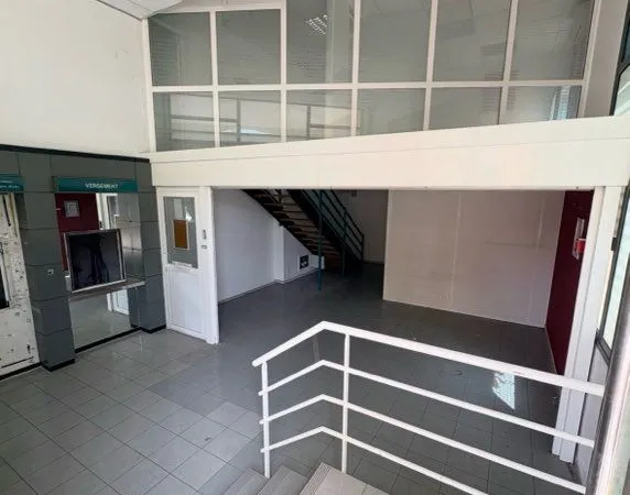 À LOUER - LOCAL COMMERCIAL 114 m² - PLEIN CENTRE-VILLE DE PORT-DE-BOUC - 1 500