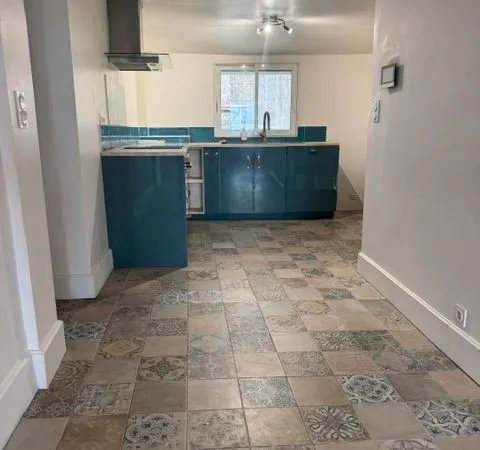 Maison avec garage et jardin