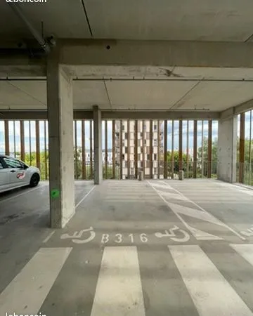Parking - Place spacieuse sécurisée