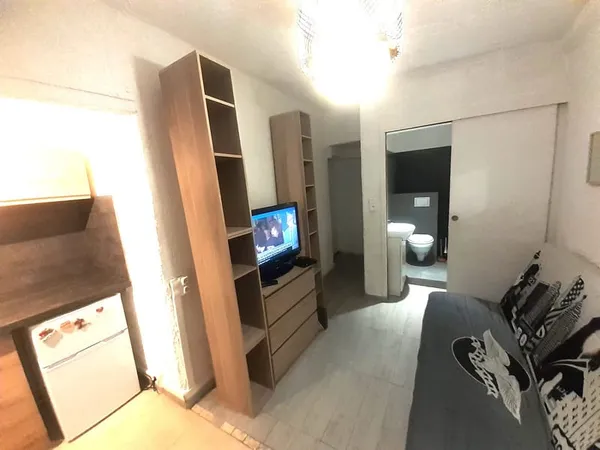 Joli studio meublé et équipé, avenue René Boylesve en rez d