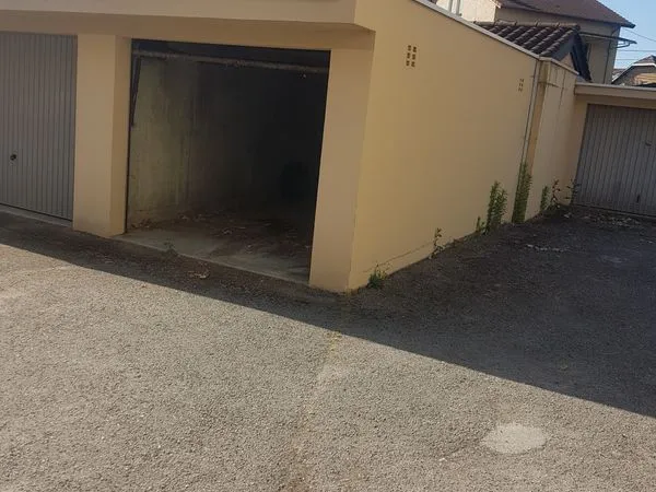 Garage fermé a Amberieu gare
