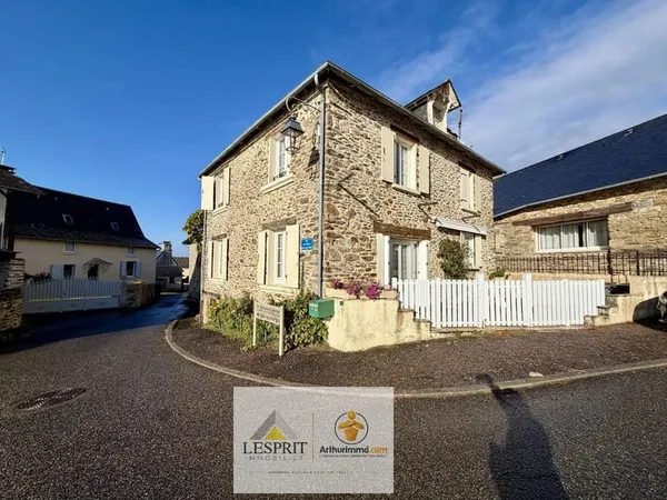 Maison de village à rénover - 155 m² avec dépendance - Venarsal