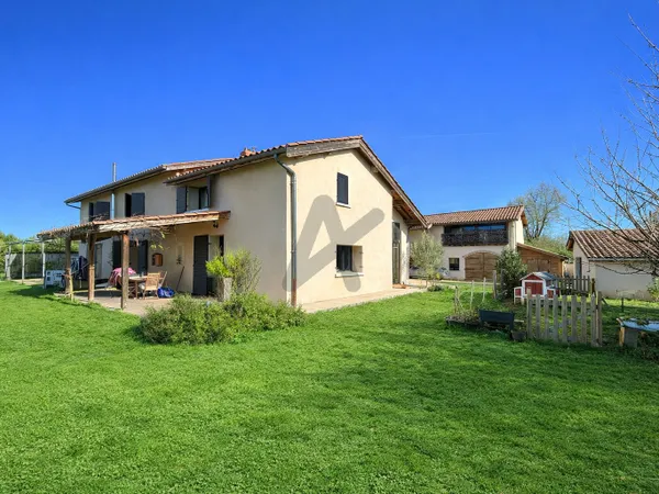 Maison de 235 m2- 5 chambres - 1500 m2 de terrain - Grandes dépendances.