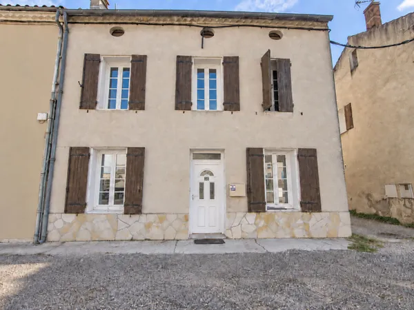 Layrac - Maison de ville de 186m2, composée de 6 chambres, climatisation, garage et jardin.