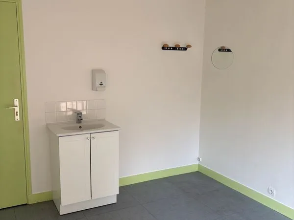 Rare - Local professionnel lumineux de 42 m² idéal professions libérales / médicales - 3 pièces modu