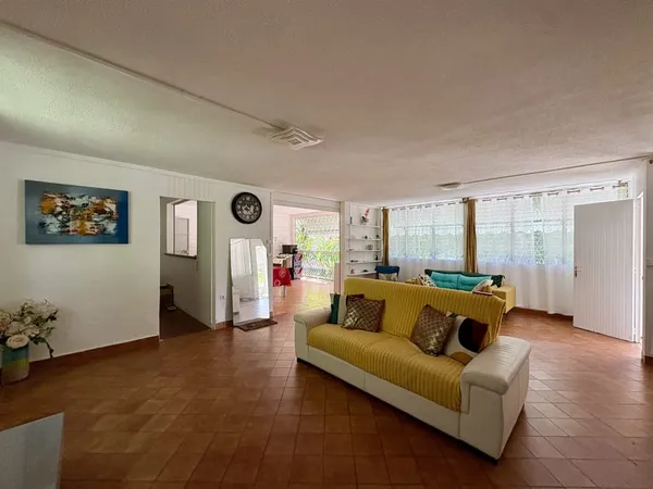 MAISON T3 HAUTEURS LEZARDE LOUEE VIDE TERRAIN DE 949M2