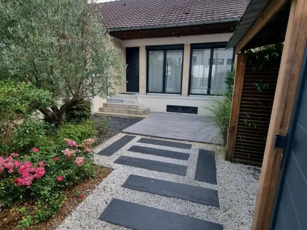 À LOUER - Maison 6 pièces avec jardins, terrasse et pompe