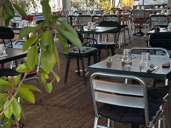 Vente restaurant 150 places - 350 k ca - loyer 1 300 - fort potentiel